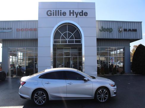 Used 2022 Chevrolet Malibu LT image 2