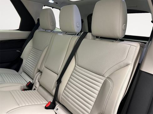 New 2026 Land Rover Discovery S image 13