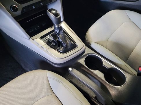 Used 2017 Hyundai Elantra SE image 26