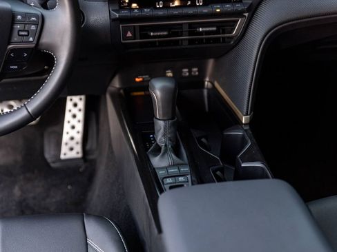 Used 2025 Toyota Camry SE w/ Convenience Package image 12