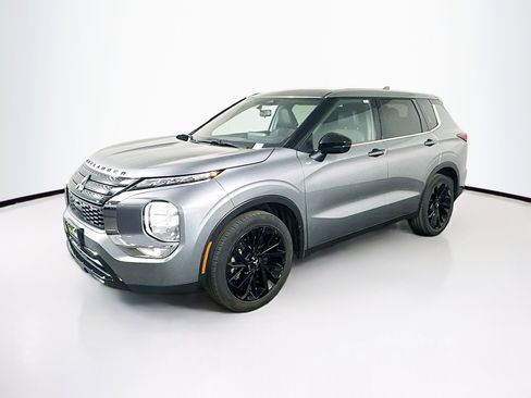 Used 2024 Mitsubishi Outlander SE image 3