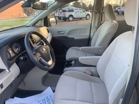 Used 2020 Toyota Sienna LE image 23