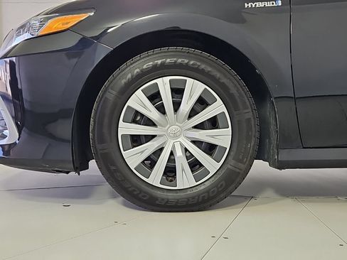 Used 2021 Toyota Camry LE FWD image 5