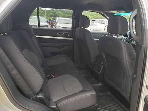 Used 2017 Ford Explorer XLT w/ XLT Technology Feature Bundle AWD/4WD image 18