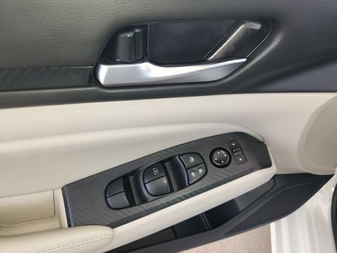 Used 2025 Nissan Altima 2.5 SV FWD image 29