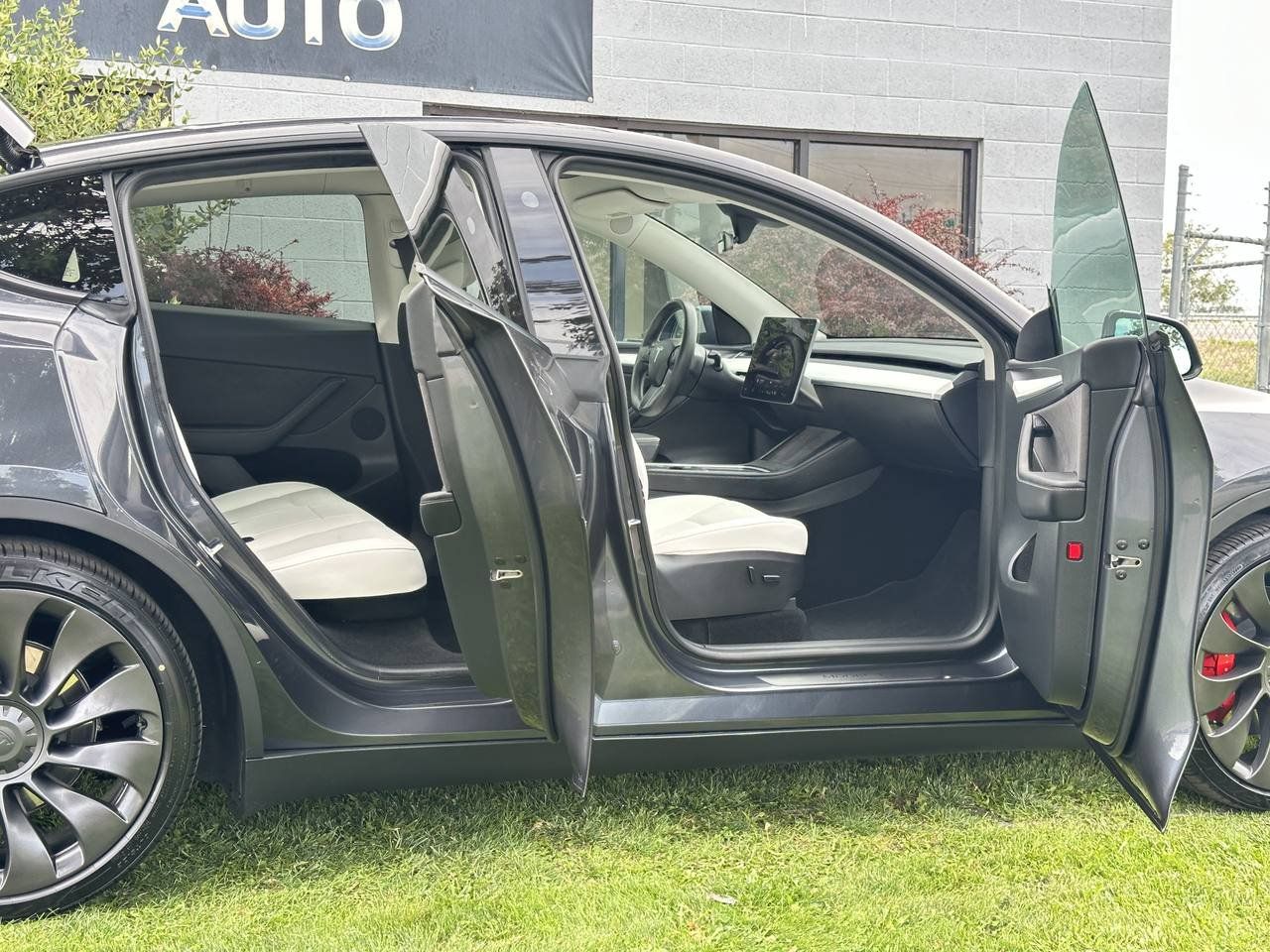 Used 2025 Tesla Model Y Performance AWD/4WD image 25