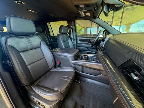 Used 2025 Chevrolet Suburban RST w/ Comfort Package AWD/4WD image 24