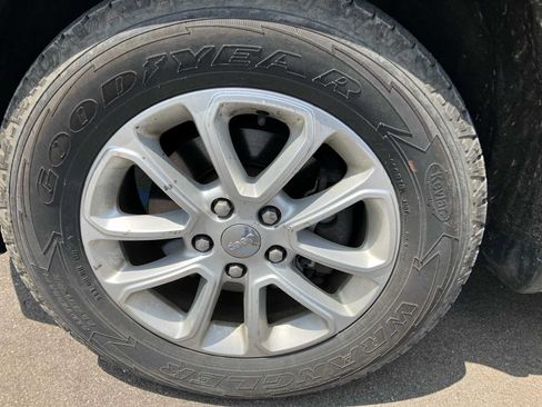 Used 2014 Jeep Grand Cherokee Laredo w/ 18" Wheel & 8.4" Radio Group AWD/4WD image 12