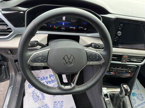 Used 2025 Volkswagen Taos SE image 17