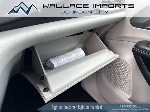 Used 2022 Chrysler Pacifica Touring-L FWD image 21