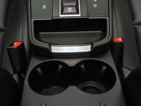 Certified 2025 Porsche Macan AWD/4WD image 29