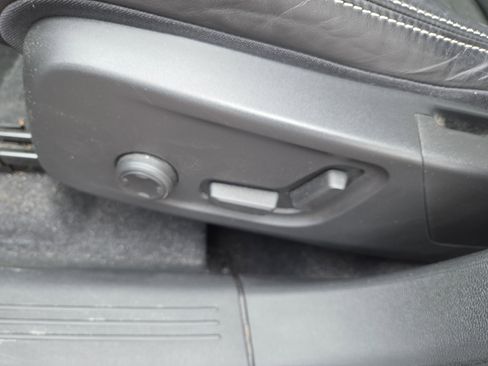 Used 2021 Volvo XC40 T5 R-Design w/ Climate Package image 33