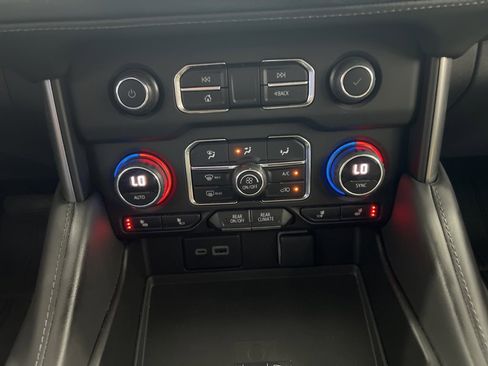 Used 2023 Chevrolet Suburban Z71 w/ Luxury Package image 16