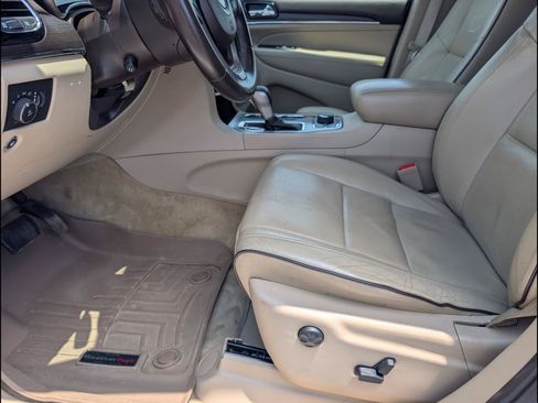 Used 2019 Jeep Grand Cherokee Overland AWD/4WD image 9