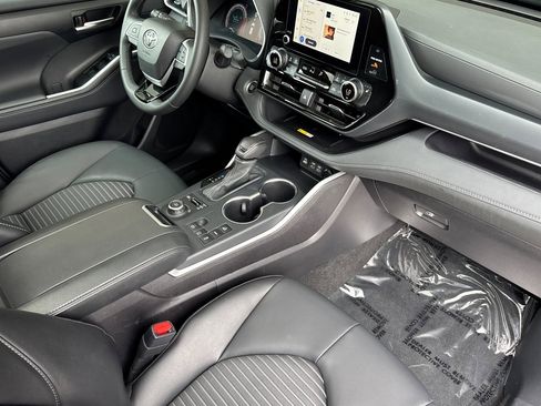 Certified 2025 Toyota Highlander XSE AWD/4WD image 16