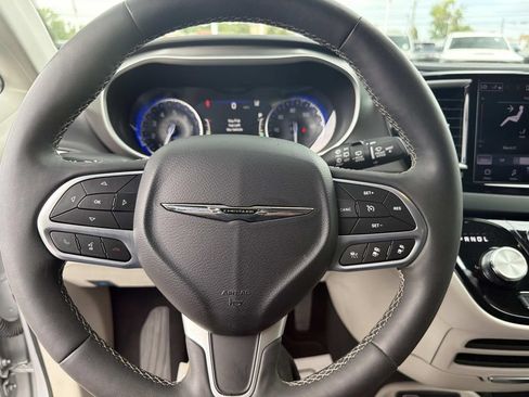 Used 2024 Chrysler Pacifica Touring-L FWD image 18