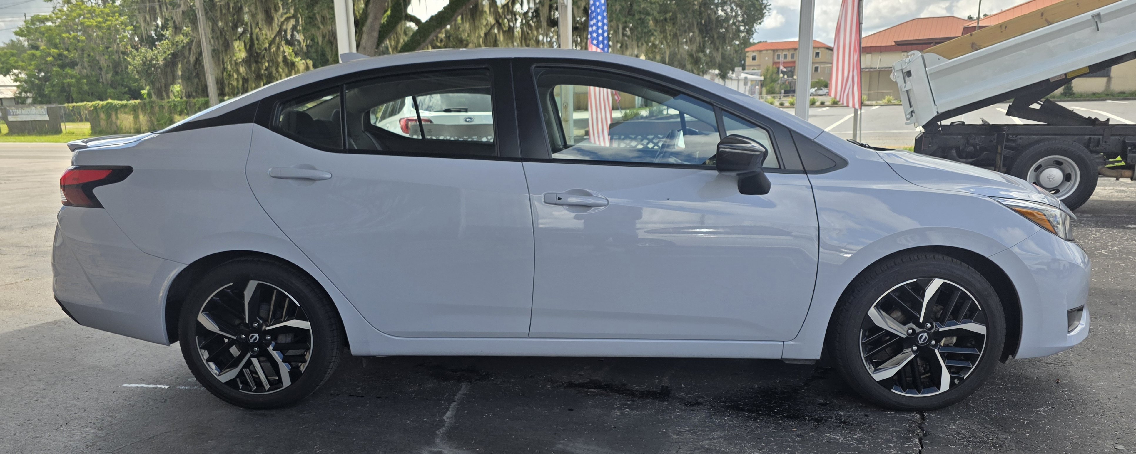 Used 2024 Nissan Versa SR FWD image 9