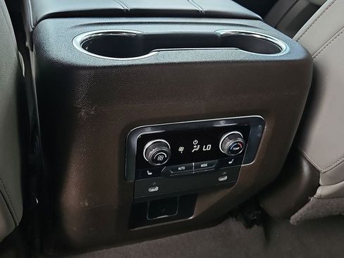 Used 2022 Chevrolet Tahoe Z71 w/ Z71 Off-Road Package AWD/4WD image 19