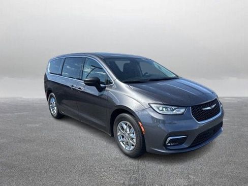 Used 2023 Chrysler Pacifica Touring-L image 5