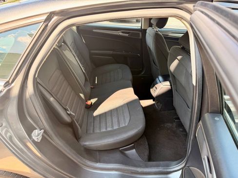 Used 2019 Ford Fusion SE FWD image 16