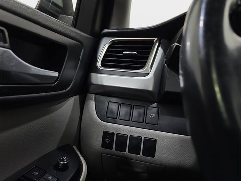 Used 2016 Toyota Highlander XLE image 28