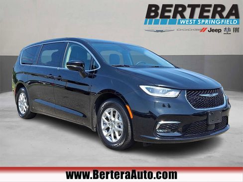 Certified 2024 Chrysler Pacifica Touring-L FWD image 1