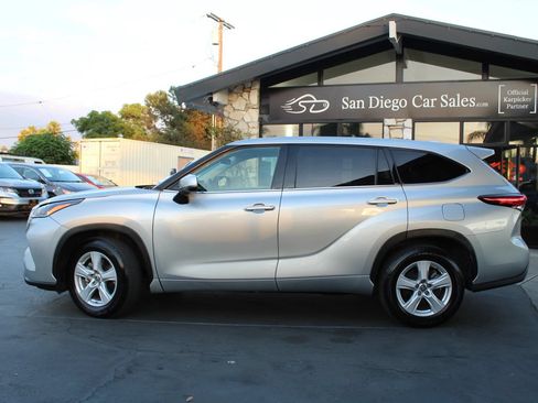Used 2021 Toyota Highlander L FWD image 2