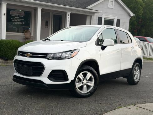 Used 2021 Chevrolet Trax LS w/ Fleet Convenience Package AWD/4WD image 2
