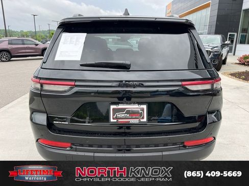 Used 2025 Jeep Grand Cherokee Altitude AWD/4WD image 9