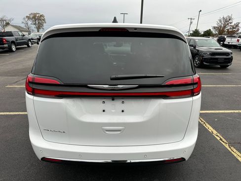 New 2026 Chrysler Pacifica Select image 9