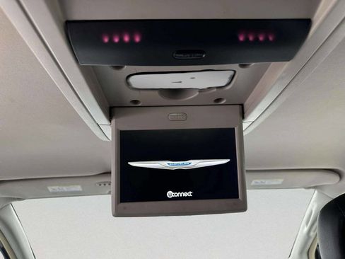 Used 2014 Chrysler Town & Country Touring image 35