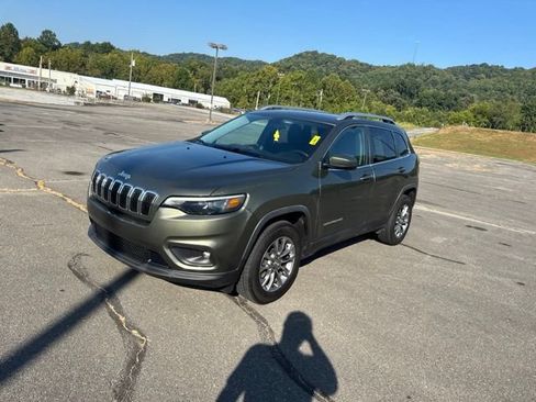 Used 2019 Jeep Cherokee Latitude Plus w/ Cold Weather Group AWD/4WD image 4