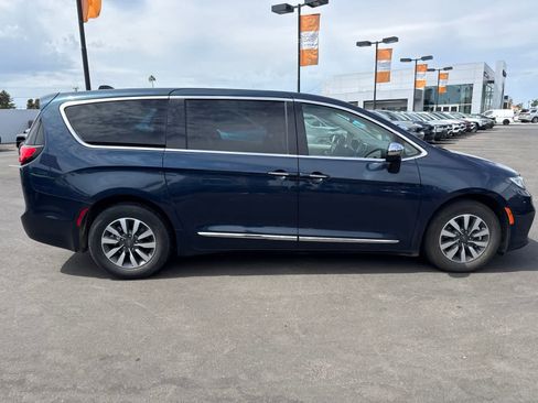 Used 2023 Chrysler Pacifica Limited FWD image 10