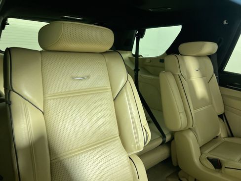 Used 2024 Cadillac Escalade Premium Luxury RWD image 30