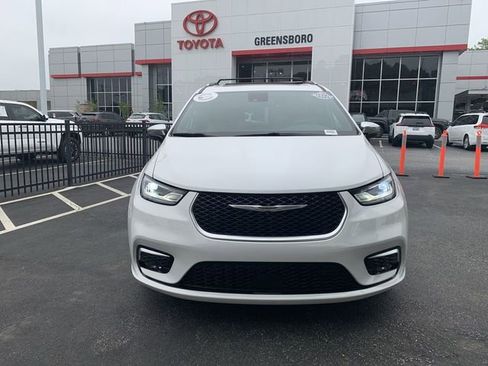 Used 2023 Chrysler Pacifica Pinnacle FWD image 3