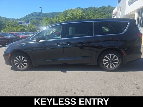 Used 2022 Chrysler Pacifica Touring-L FWD image 9