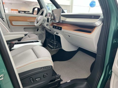 New 2025 Volkswagen ID. Buzz 1st Edition RWD image 31