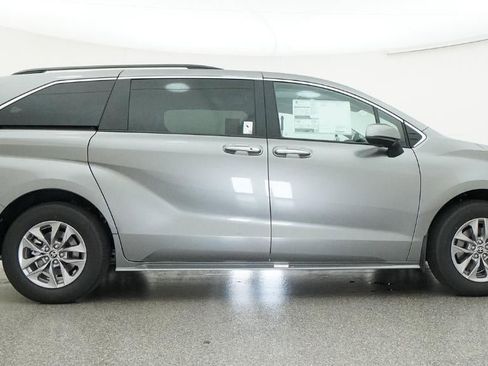 New 2026 Toyota Sienna XLE image 27