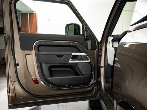 Used 2023 Land Rover Defender 90 SE image 25