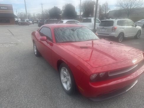 Used 2012 Dodge Challenger SXT image 3