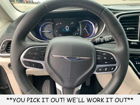 Used 2023 Chrysler Pacifica Touring-L FWD image 15