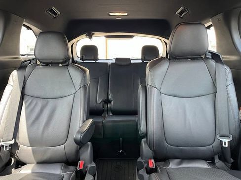 Used 2025 Toyota Sienna Platinum AWD/4WD image 23
