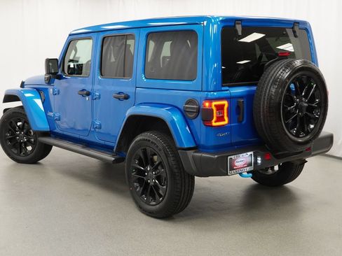 Certified 2024 Jeep Wrangler Unlimited Sahara w/ Technology Group AWD/4WD image 17