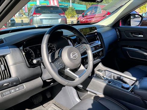 Used 2025 Nissan Pathfinder SL image 16