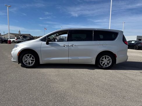 Used 2024 Chrysler Pacifica Touring-L image 3