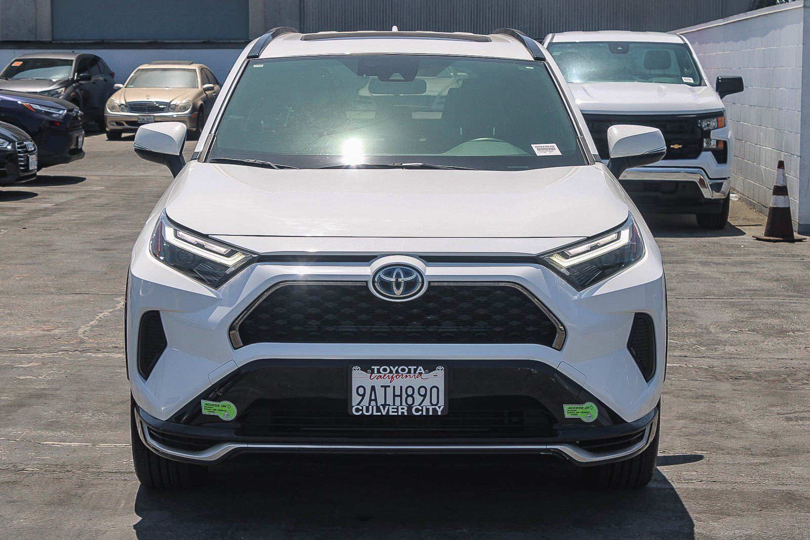 Used 2022 Toyota RAV4 SE w/ Weather & Moonroof Package AWD/4WD image 2