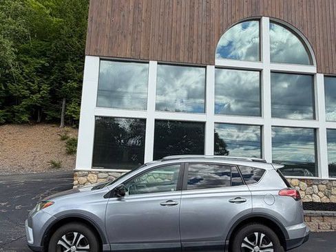 Used 2017 Toyota RAV4 LE w/ All Weather Liner Package AWD/4WD image 28