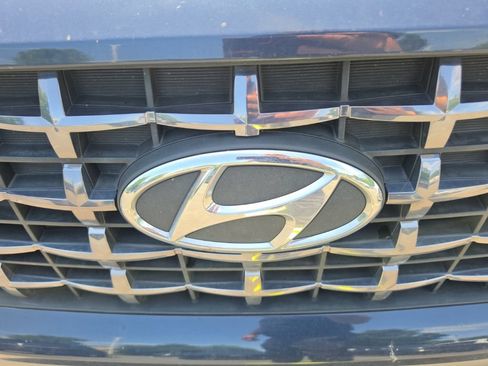 Used 2022 Hyundai Venue Limited FWD image 6