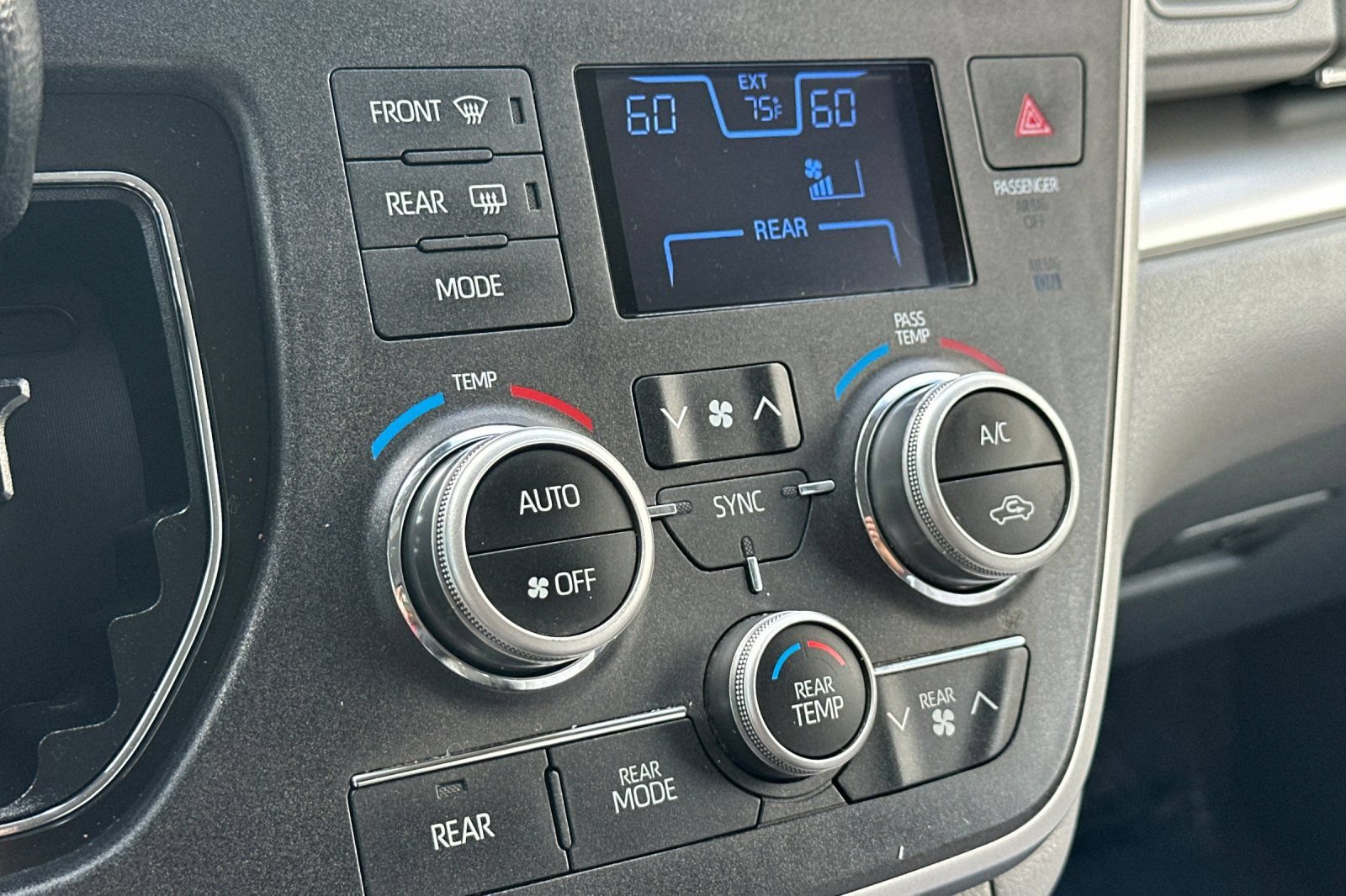 Used 2020 Toyota Sienna LE w/ Carpet Mat Package FWD image 22