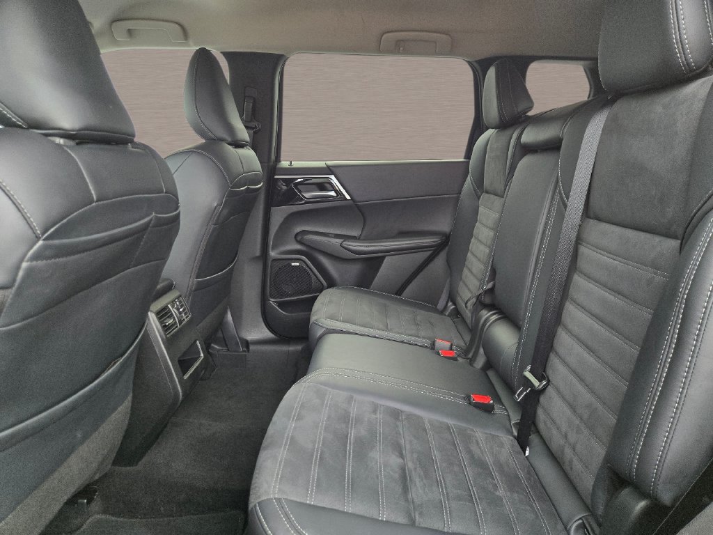 Used 2025 Mitsubishi Outlander SE AWD/4WD image 14
